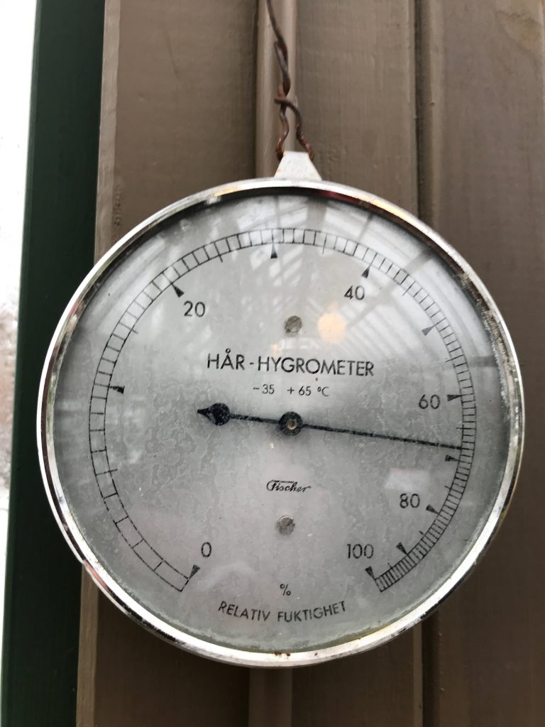 Hygrometer som visar 70% fuktighet