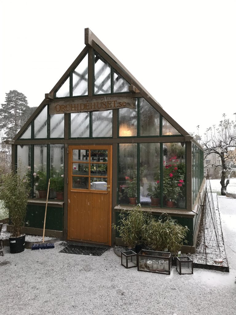 Exteriörbild av växthuset med lite snö på marken